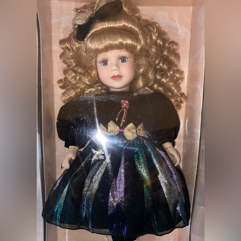 NWOT Victorian Rose Stunning Porcelain Doll Adorned w/Elegant Clothing & Boxing🎄
